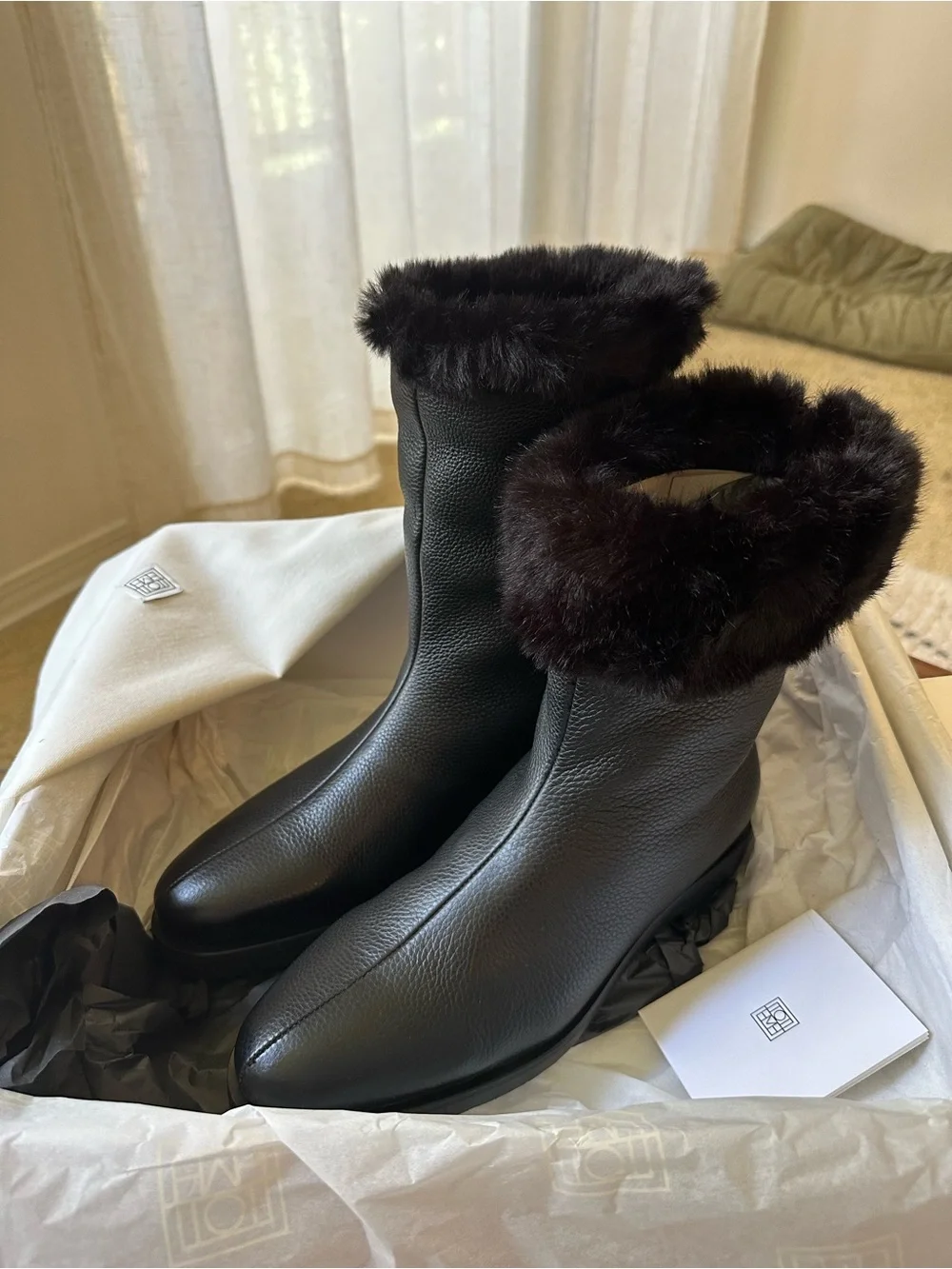 Toteme Off-Duty Leather Shearling Boots Black 37 New With Box - Picture 4 of 6